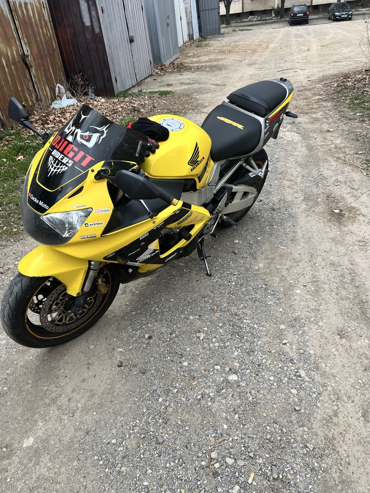 Honda 929. Пистак убит от каране ама не се дава