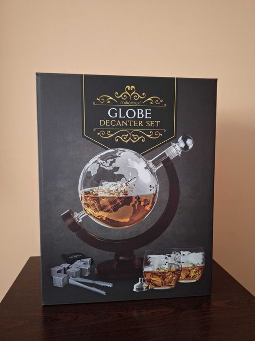 Сет за уиски със стъклен декантер глобус, 2 чаши и камъни за охлаждане