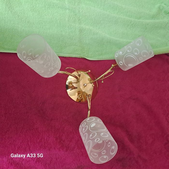 Продам люстру три светильника