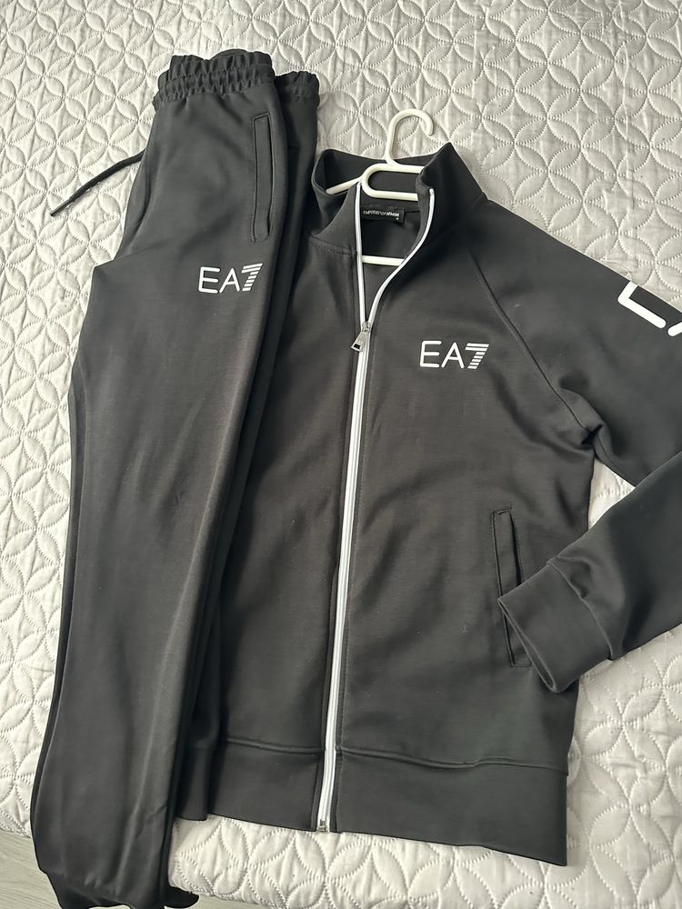 Emporio Armani EA7 анцуг размер S