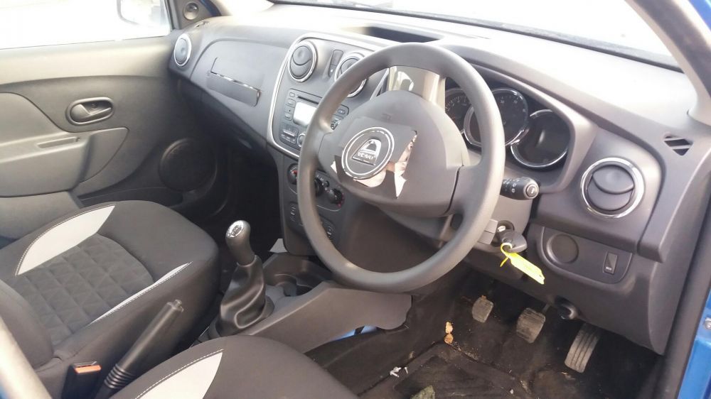 Volan casetofon ceasuri bord maneta consola dacia logan sandero 2015