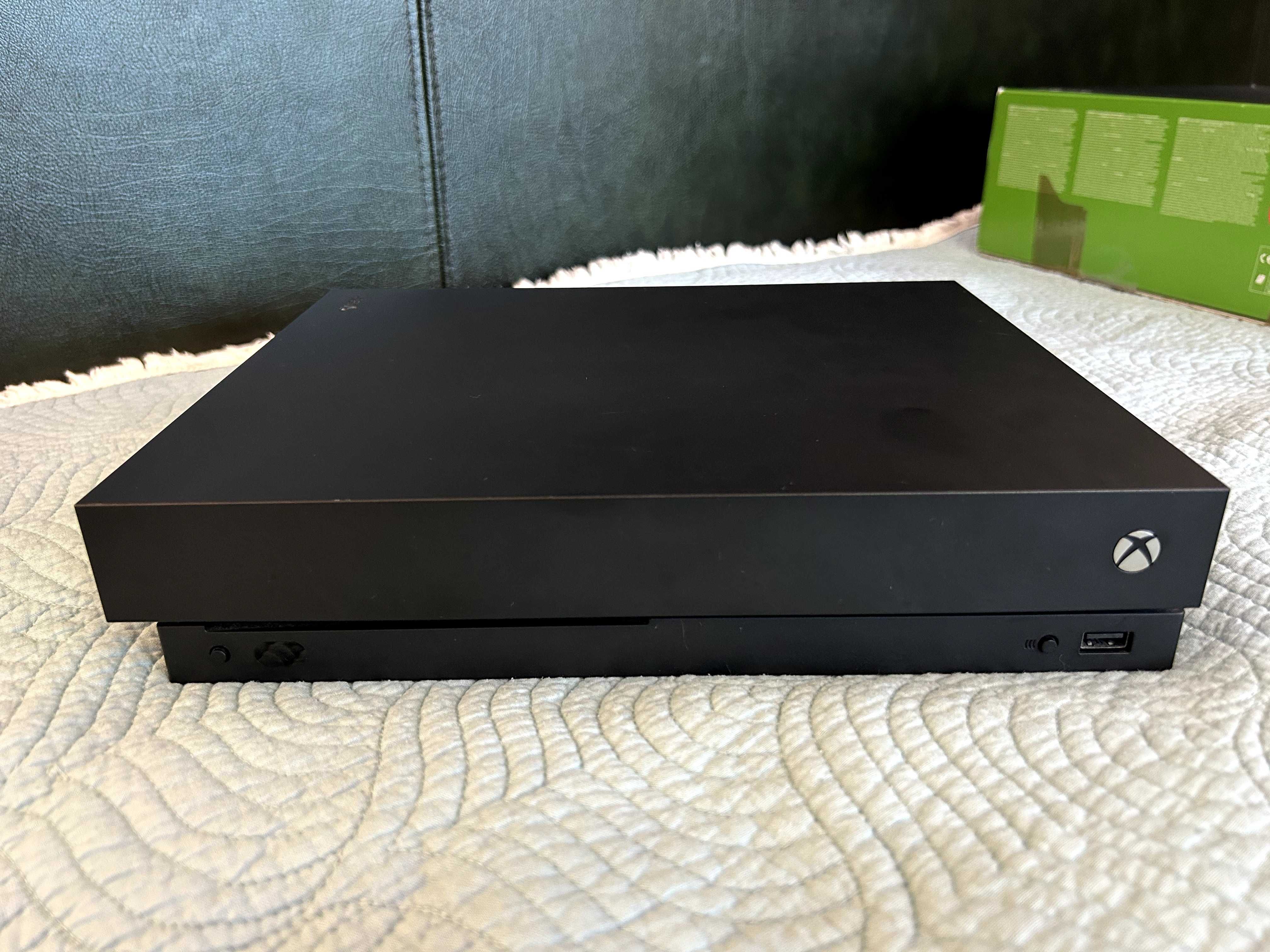 Xbox One X 1TB + джойстик + 3 игри