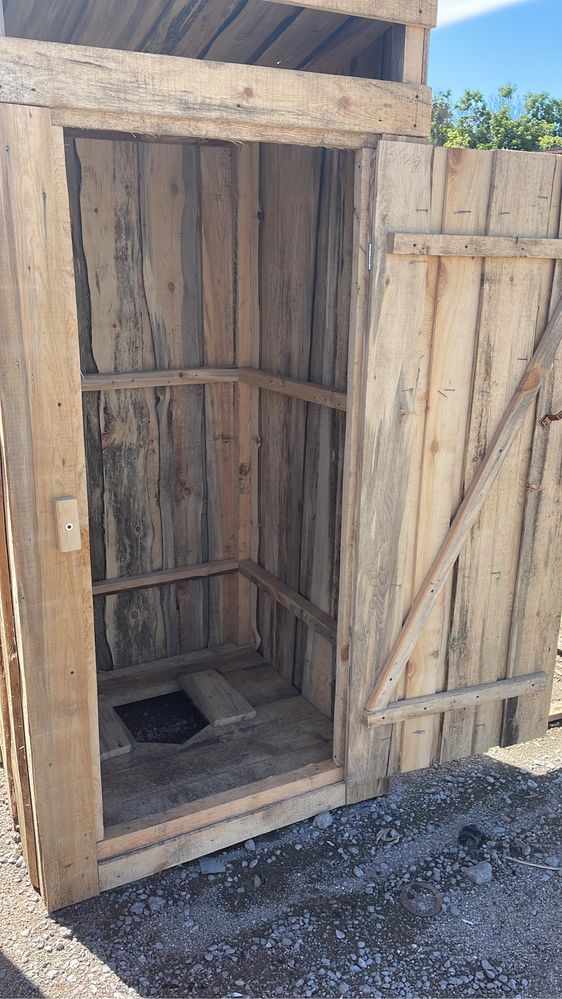 Уличный деревянный туалет
