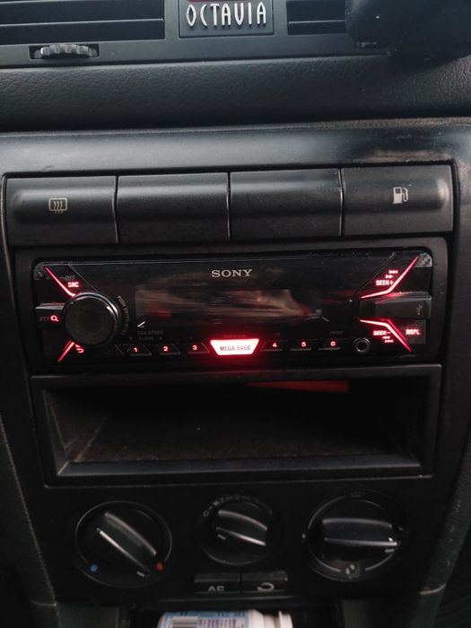 Vând casetofon sony