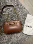Дамска чанта Guess , в кафяв цвят , носена няколко пъти