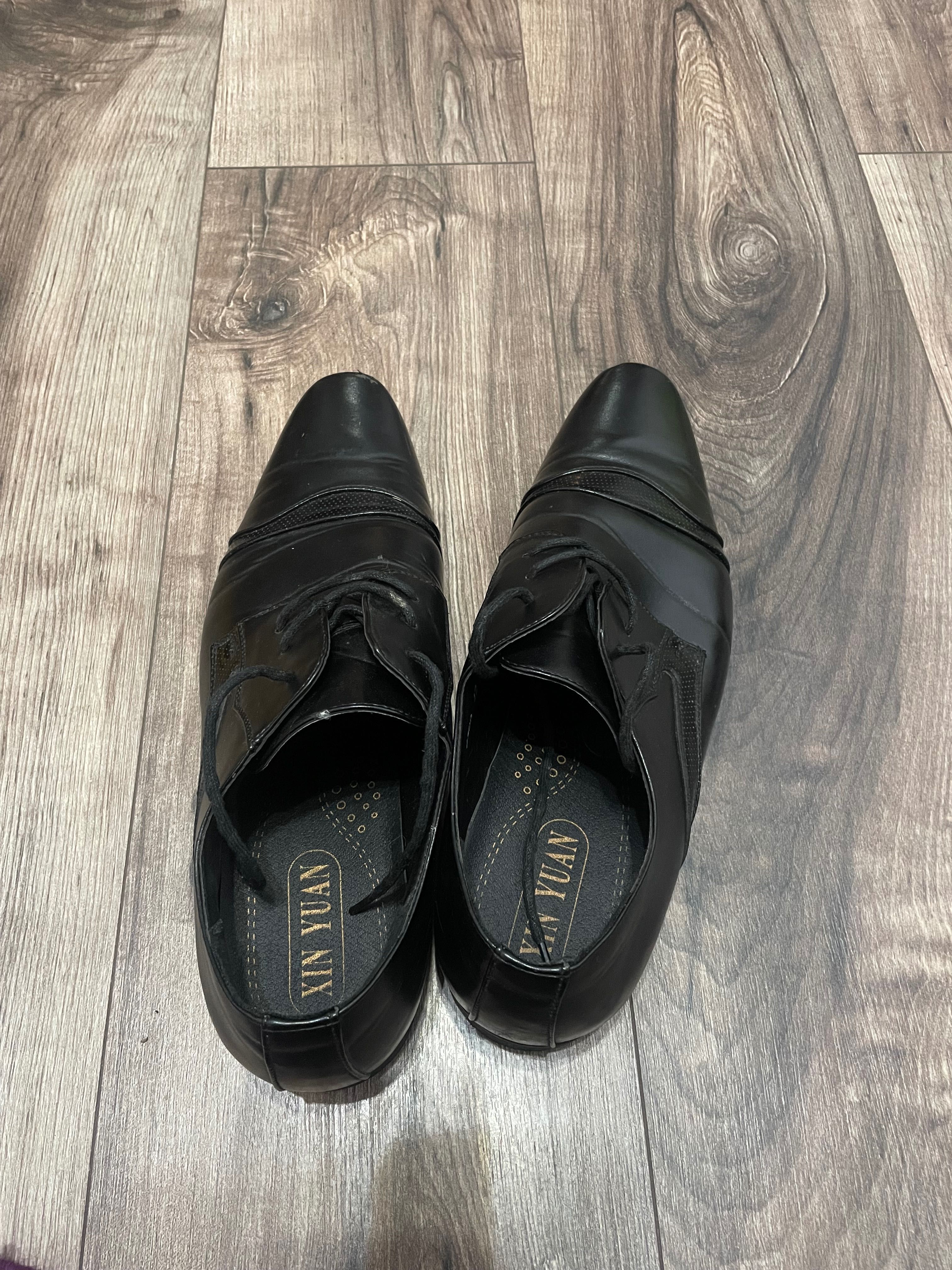 Pantofi negre de piele Xinyuan