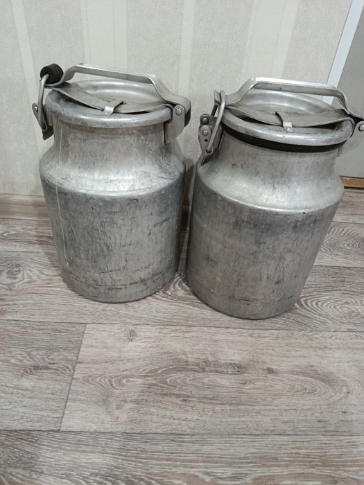 Бидоны, кухонная утварь.