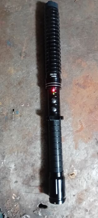Baston telescopic cu electroșoc.