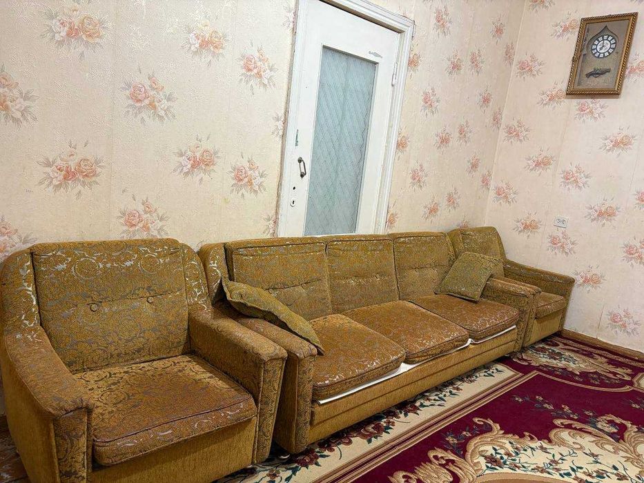 Мягкий мебель диван и кресло