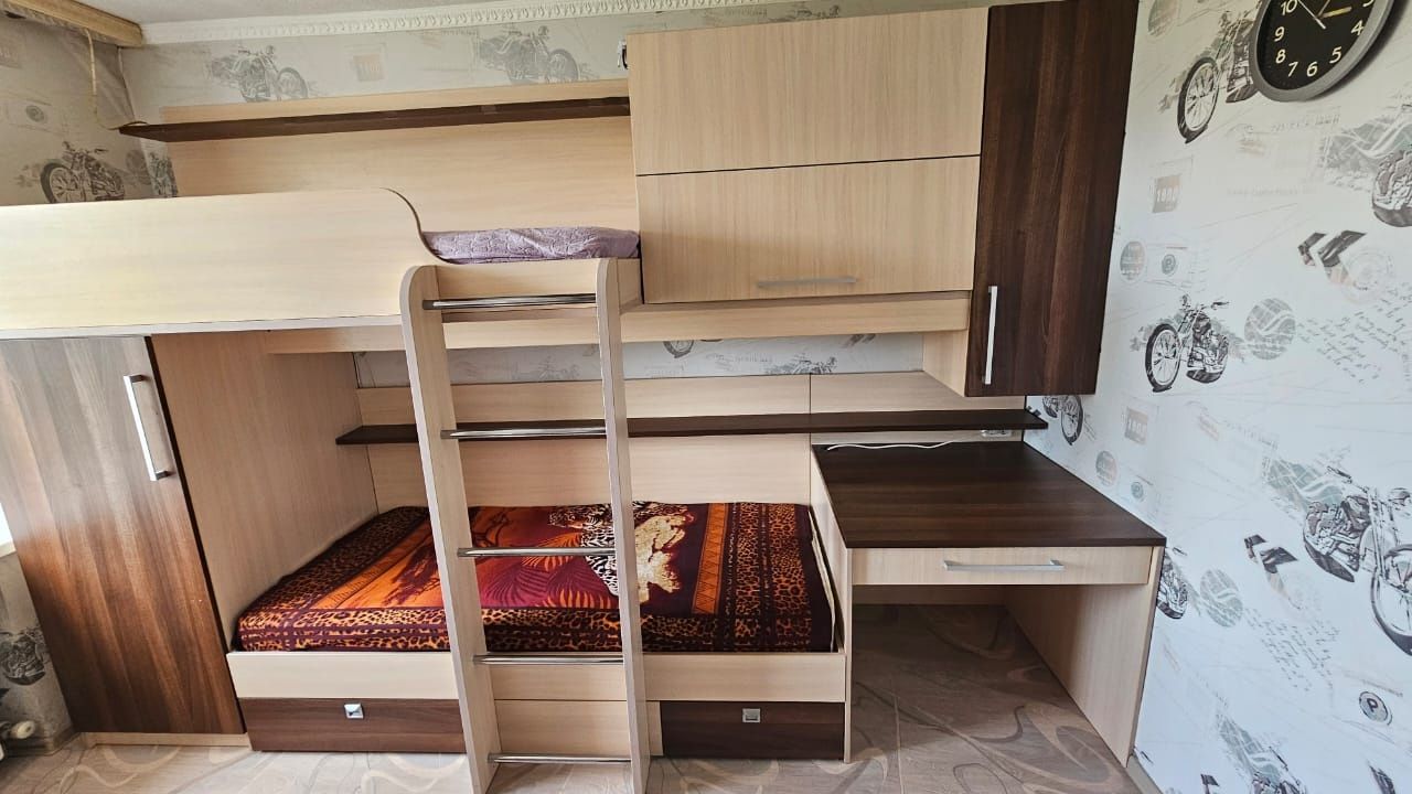 Двухъярусная кровать + шкаф в отличном состоянии