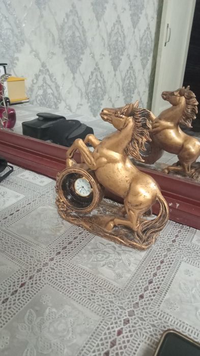 Часы настольные лошадь