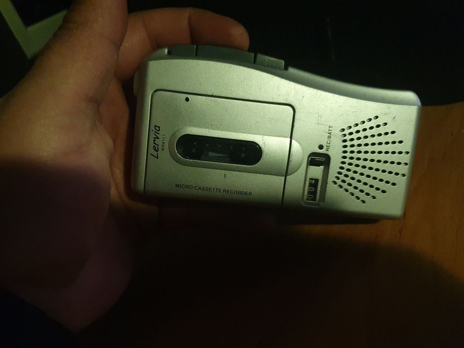 Аналогов диктофон с малка касета