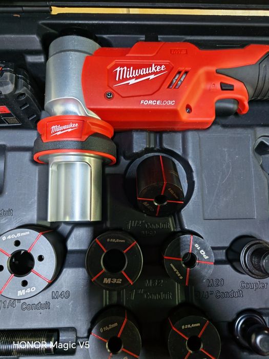 Mașină de ștanțat hidraulică M18™ FORCE LOGIC™ Milwaukee M18HKP