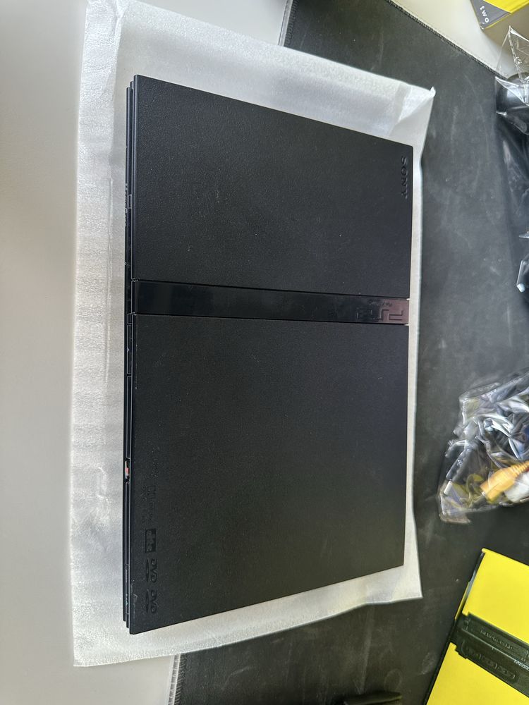 Playstation 2 в кутия, пълен комплект. Добро състояние.