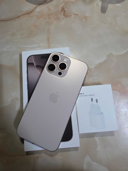 Vând iPhone 16 pro max Desert Titanium+încărcător gratuit , impecabil