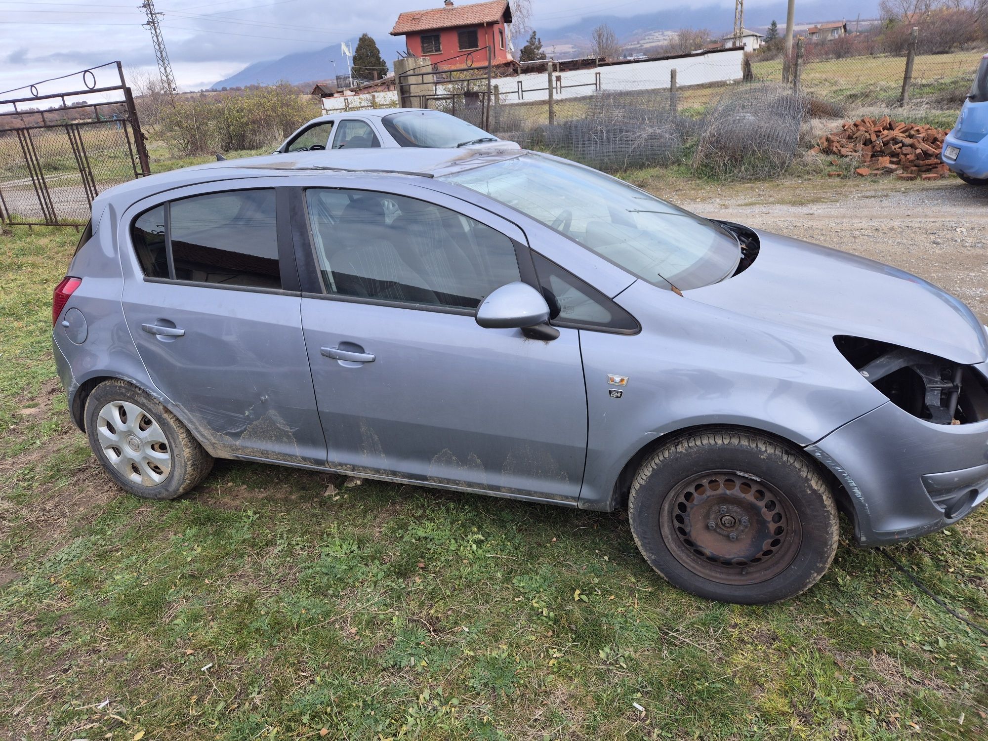 Продавам на части
