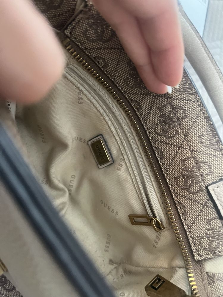 Чанта и портмоне Guess