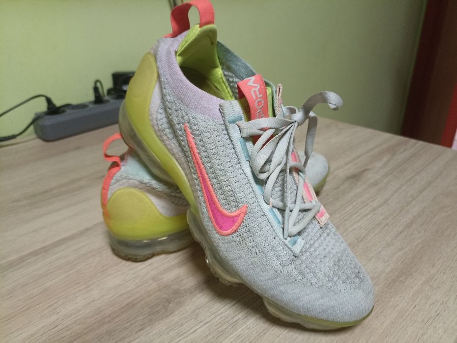 Продавам дамски оригинални на 100%маратонкики на NKE VAPORMAX