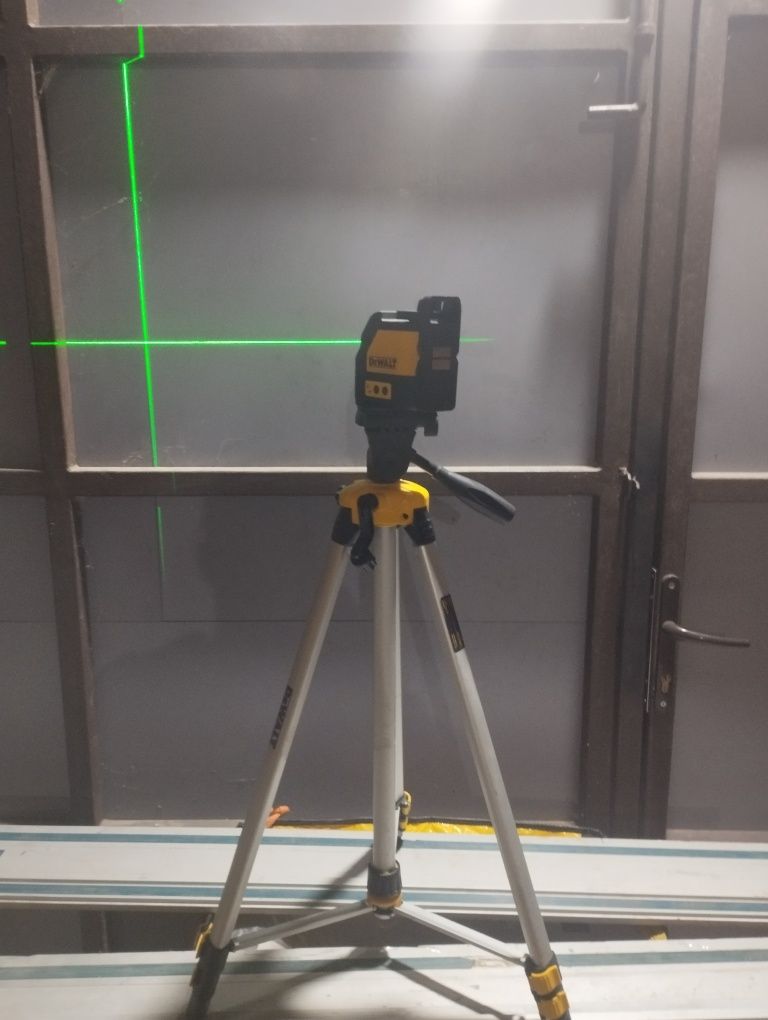 Laser dewalt trepied