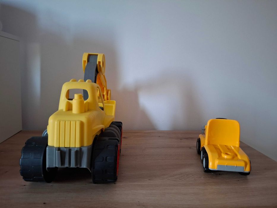 Vand lot cu doua jucarii ( excavator si camion)