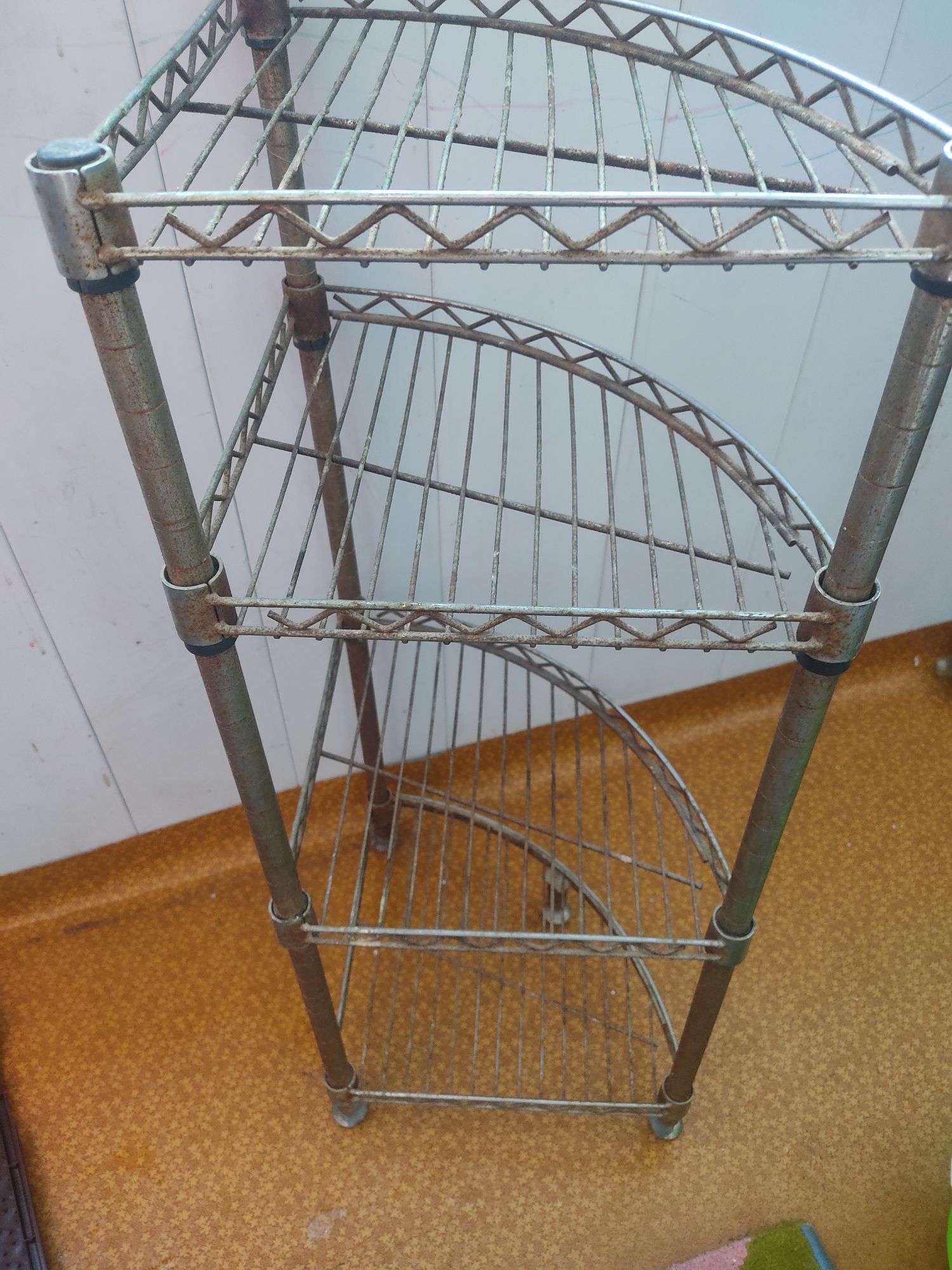 Железная полочка для ванной