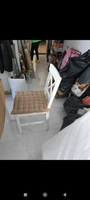 Masă cu patru scaune plus scaun de birou