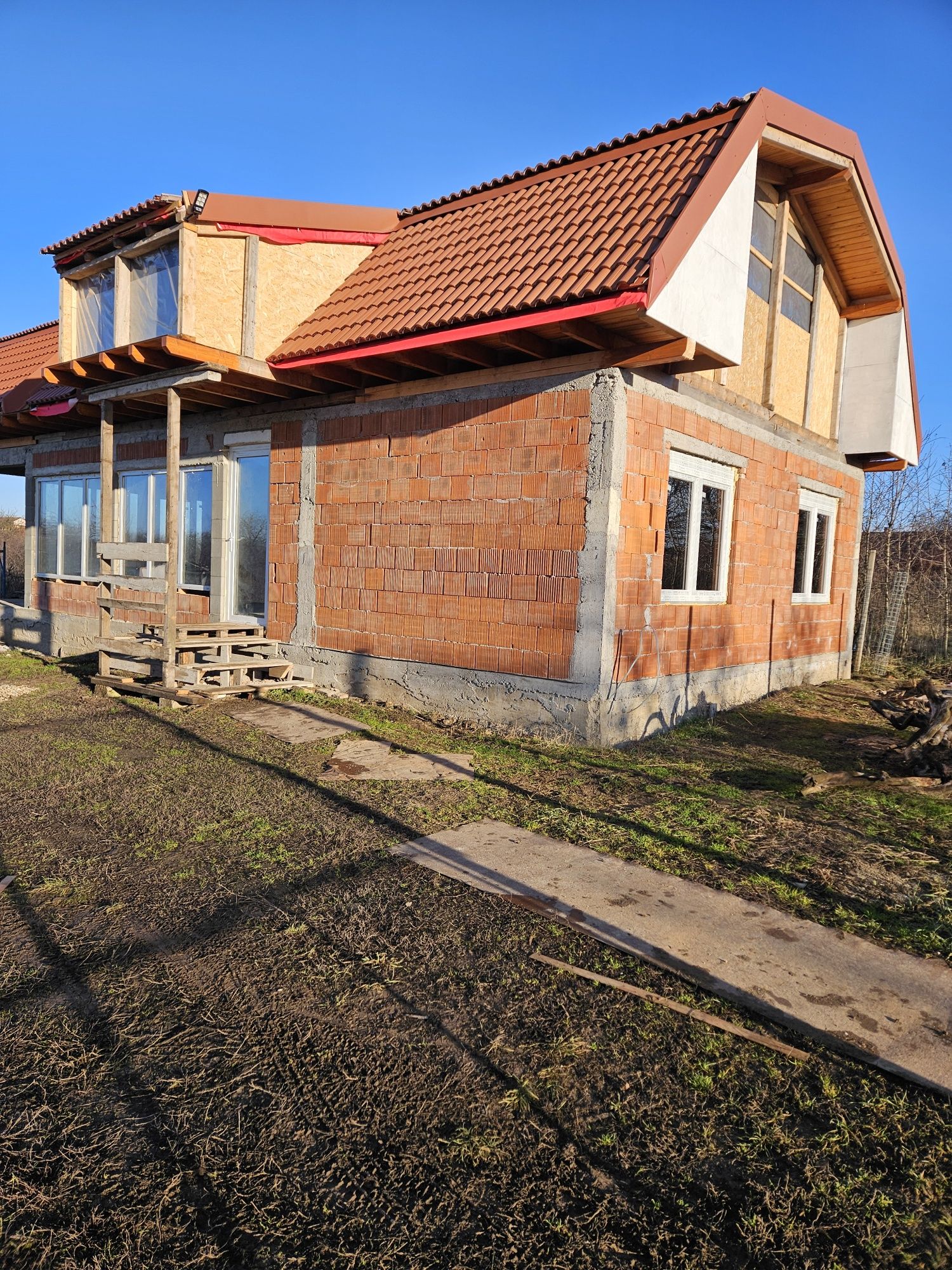 Vand sau schimb casa la rosu P+M cu teren 2000 mp imprjmuit