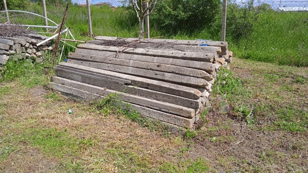 Бетонни колове за изграждане на ограда или лозе.