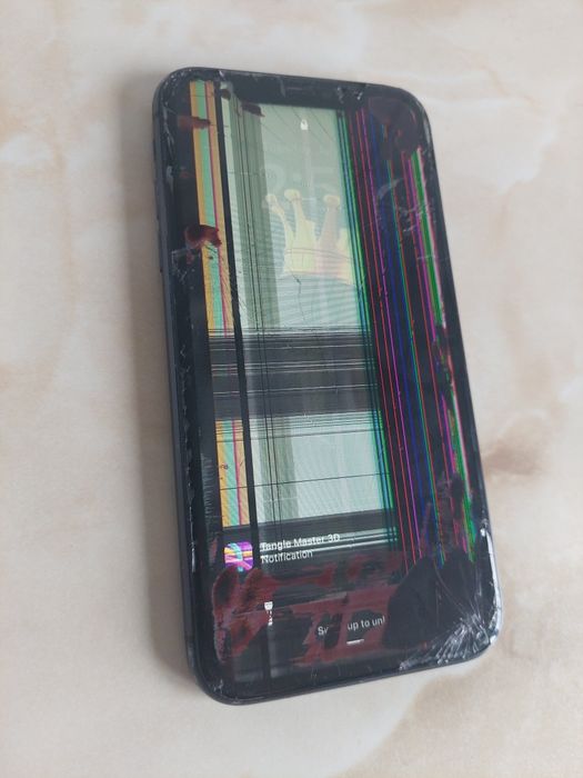 Vând Apple iPhone 11 Black (spart) (pentru piese) //poze reale