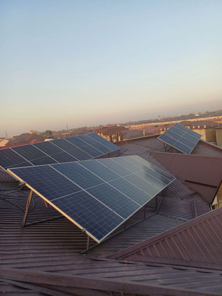 Қуёш панеллари ”Ongrid” ва “Hybrid”  “под ключ”усулда ўрнатамиз.