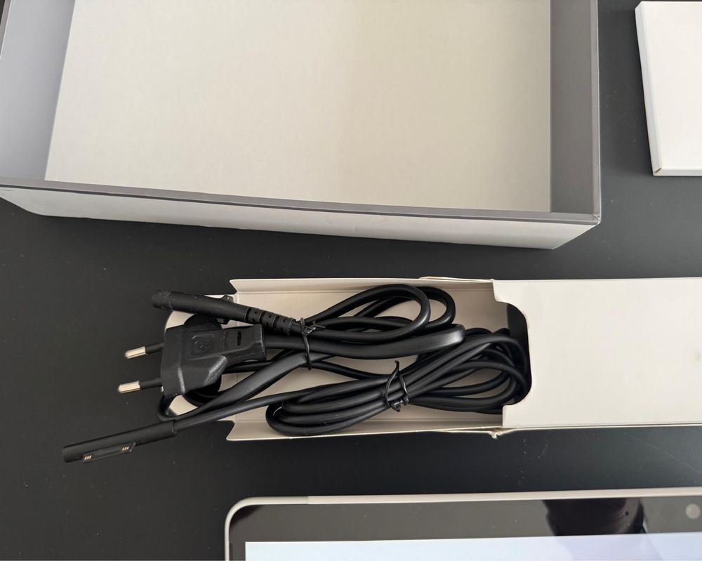 Microsoft Surface Pro 8 11th Gen 13” Intel Core I7 16GB 256 SSD Noua