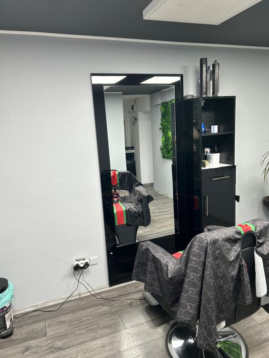 Inchiriez o camera salon ( frizerie,unghii etc)