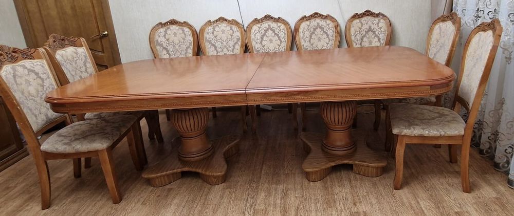 Стол со стульями