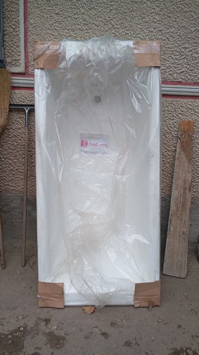 Vană nouă,cu ambalaj pe ea