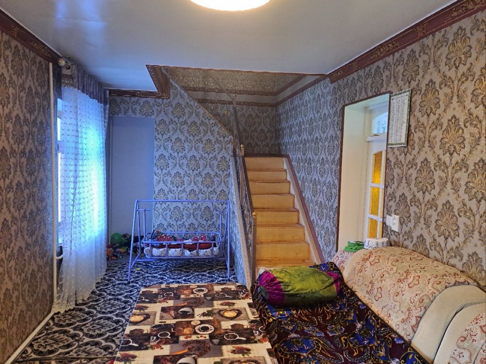 Hovli uy sotiladi 2 etaj 6 sotix