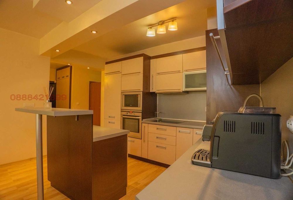 Продава се Тристаен апартамент в Добрич, Център - 136 кв.м за 1081 €/кв.м - Снимка #1