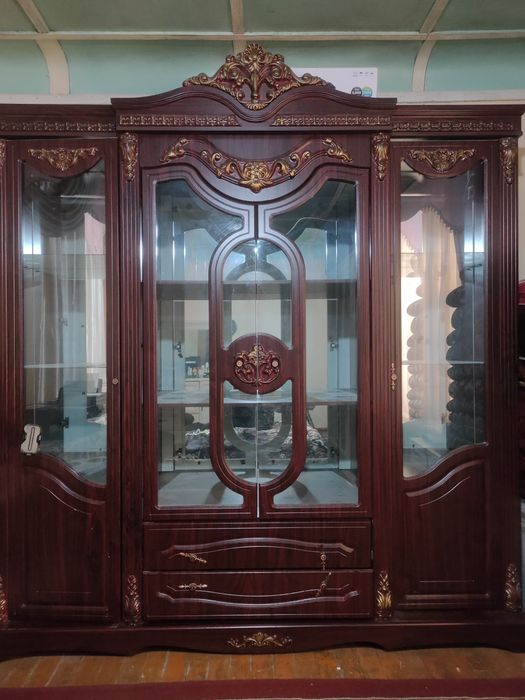 Сервант горка сотилади холати яхши