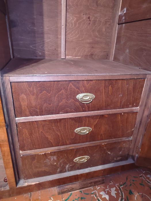 Стар гардероб трикрилен от орех