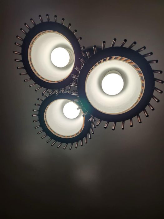 Corp de iluminat 4 bucati cu trei becuri si alte 4 cu un bec