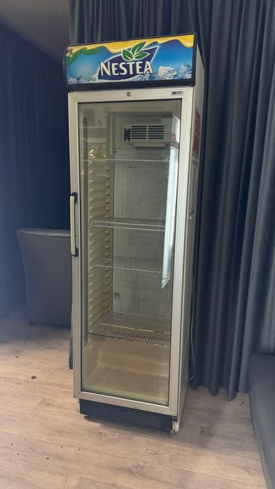 Холодильная витрина срочно продается