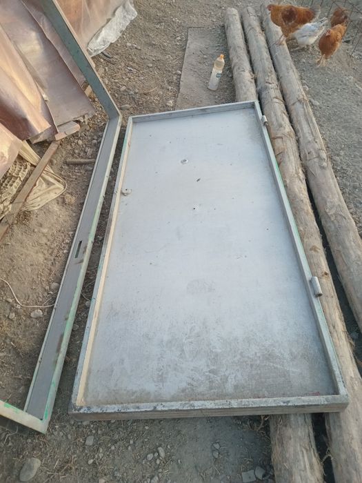 Дверь железная продаётся.