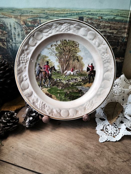 Чиния за стена .