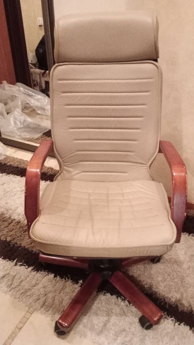 Кожаное кресло в хорошем состоянии.