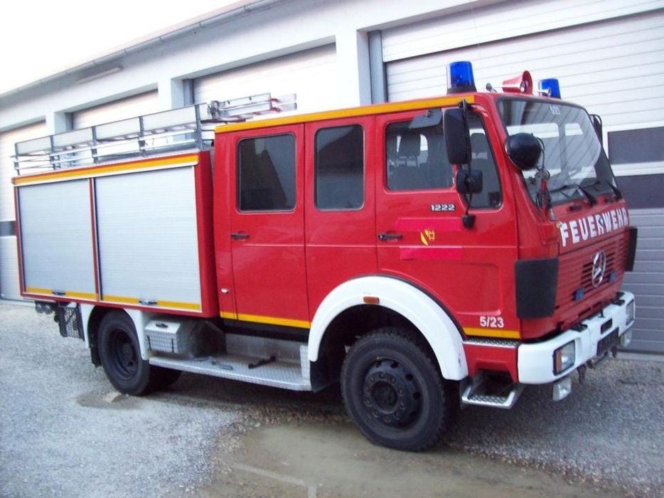 Autospeciala Pompieri bazin 2200 litri pompa stropitoare rulou econom