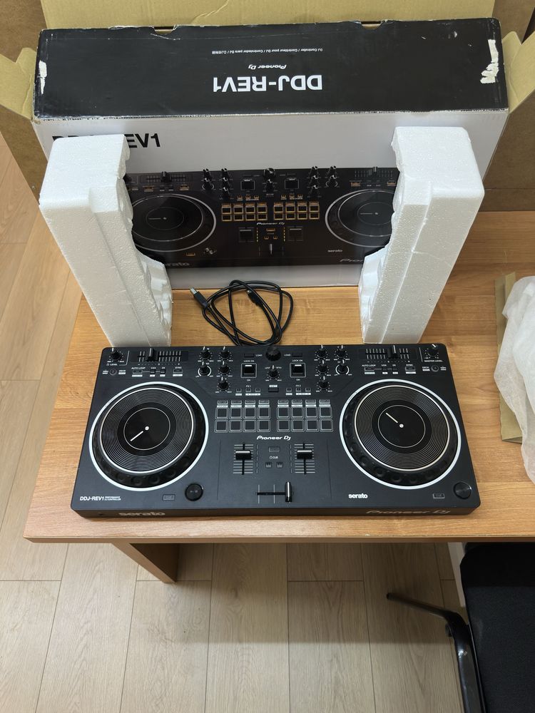 Контроллер Pioneer DDJ-REV1