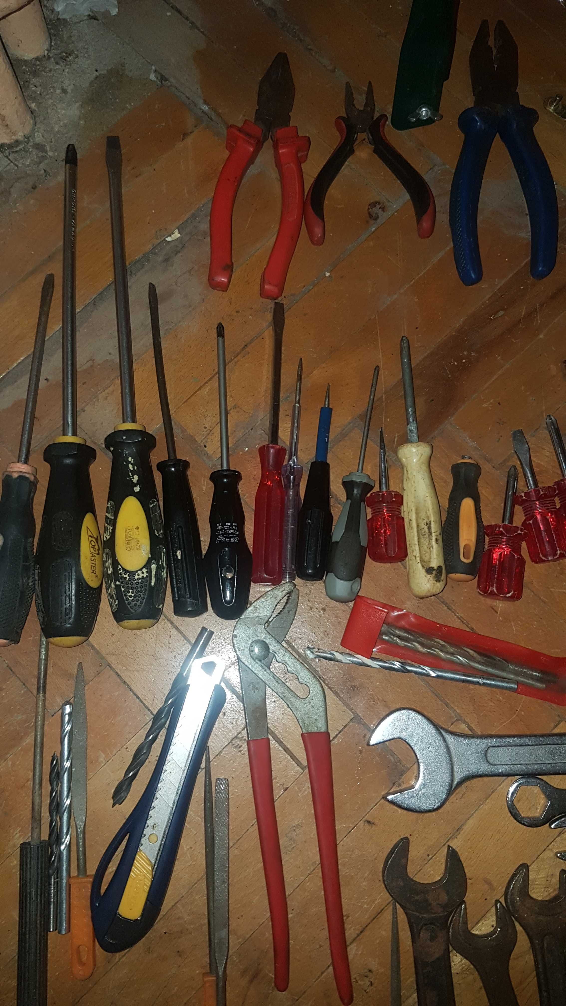 Инструменти  и то бая.17 отвертки, wirestripper и др.