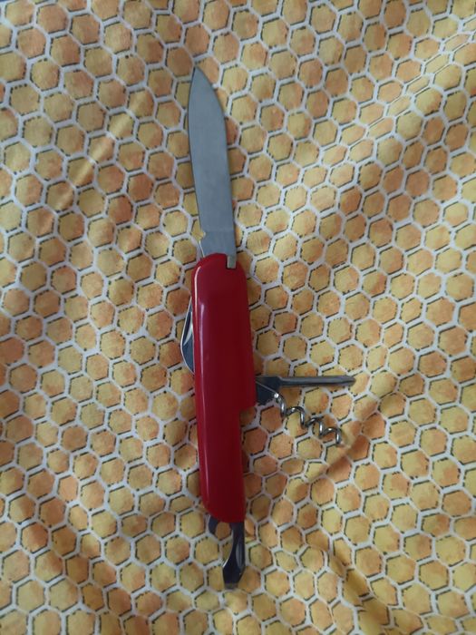 Briceag multifunctional pentru camping pescuit drumeții.