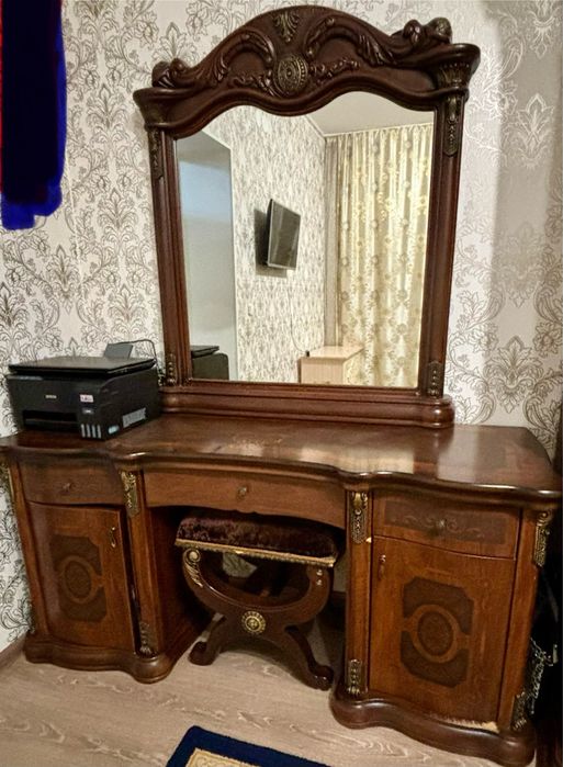 Продается шкаф с комодом и зерколом