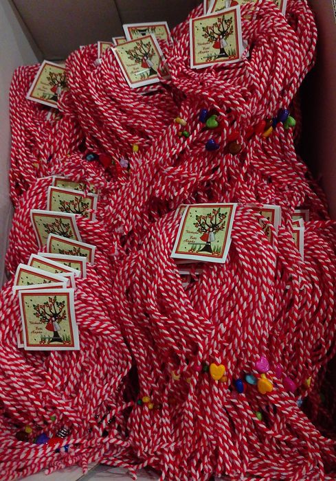 Евтини мартеници 20 стотинки за  10 броя в снопче.