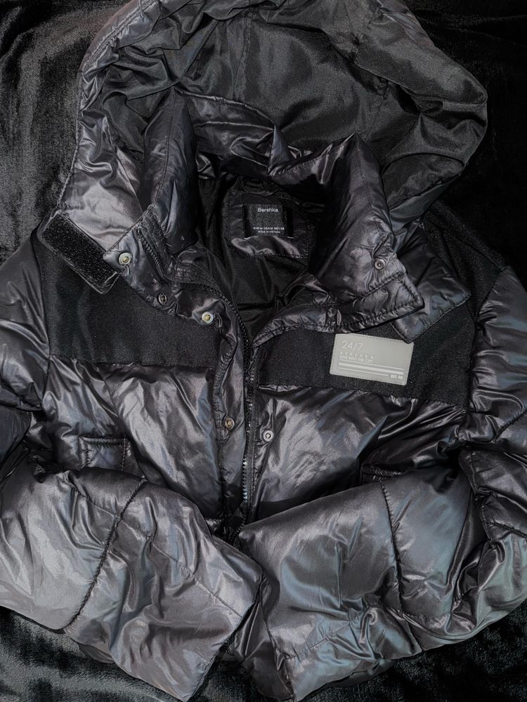 Дебело (зимно) яке от Bershka с качулка черно на цвят
